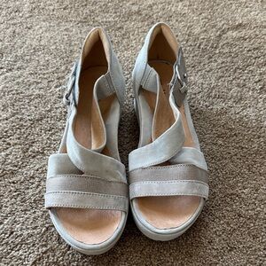 Earth Women's Sandals in Light Gray